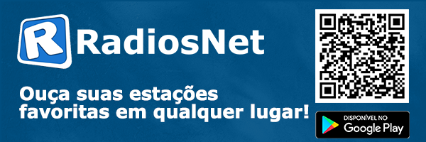 Banner azul do Rádios Net. À esquerda, o logotipo da plataforma e a frase: “Ouça suas estações favoritas em qualquer lugar!”. À direita, um código QR e o selo “Disponível no Google Play”.